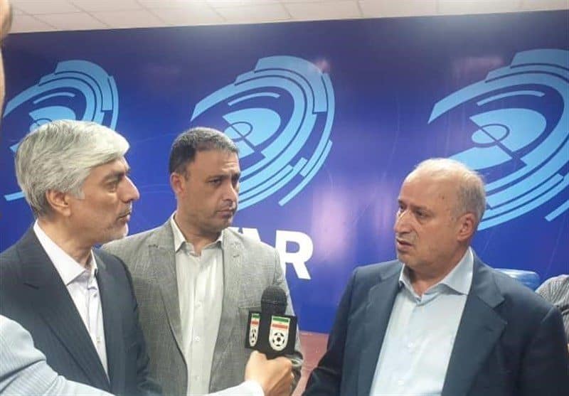 بازدید کیومرث هاشمی از ورزشگاه آزادی