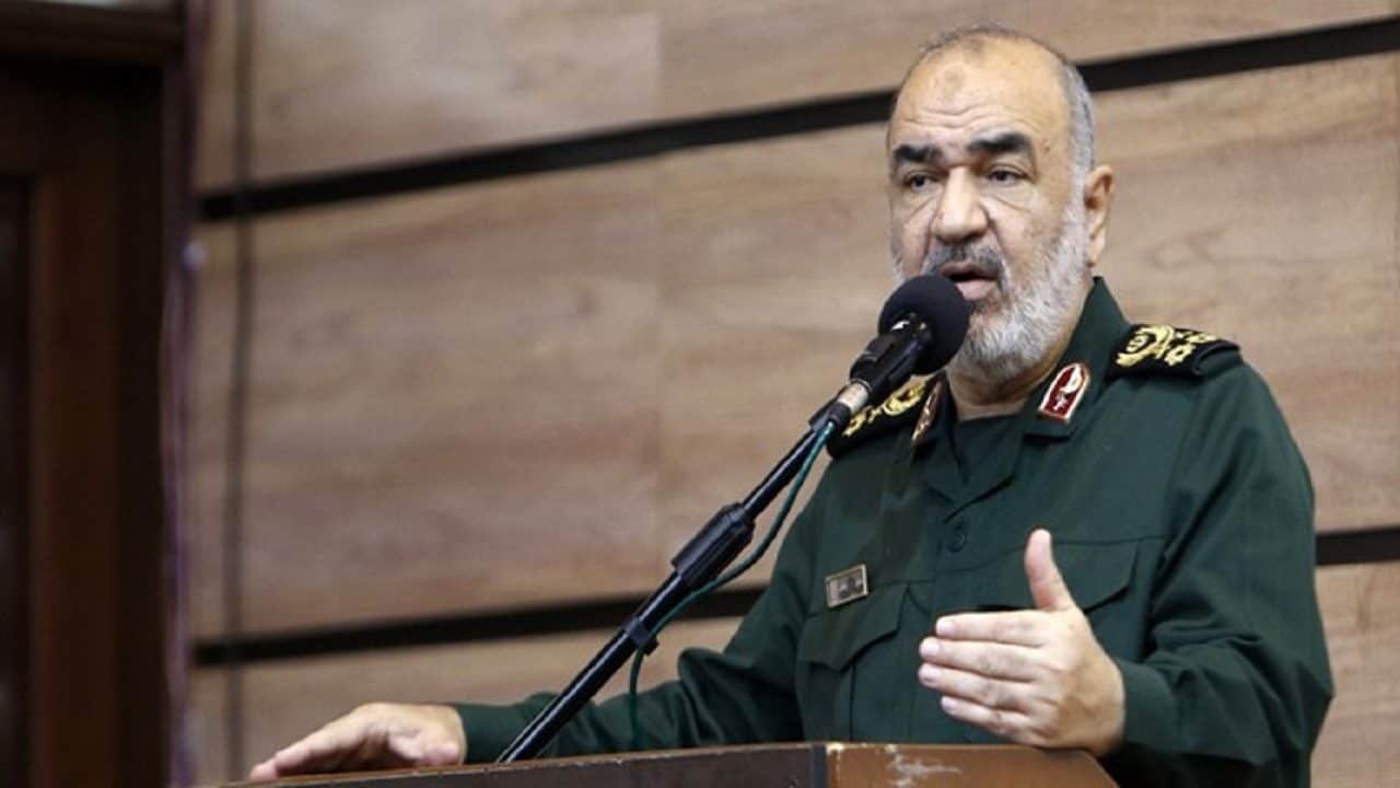 سرلشکر سلامی: دانش آموزان را طوری بیاموزید که تحت تاثیر دشمنان نباشند