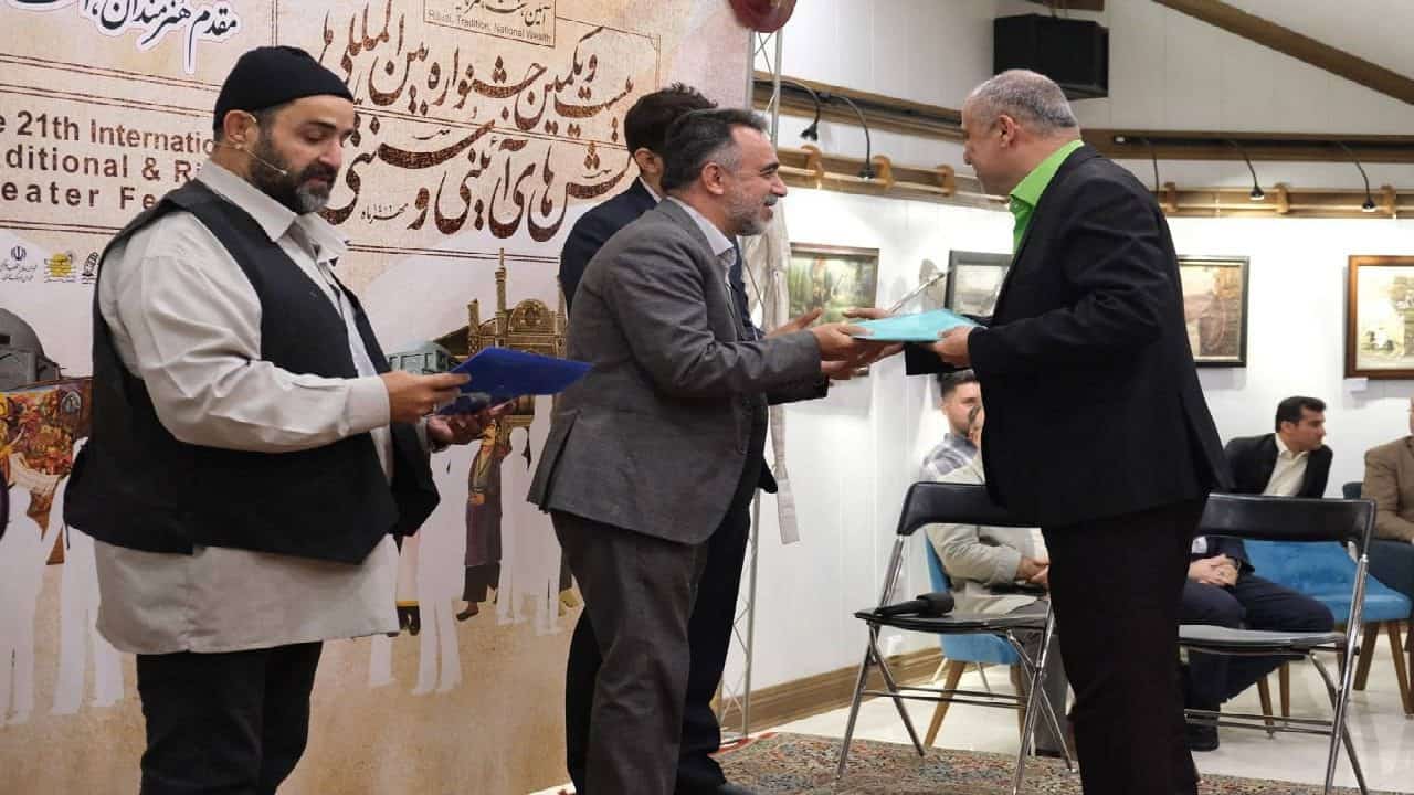 بیوک میرزایی هنرمندی که در اوج ناراحتی لبخند می‌زند