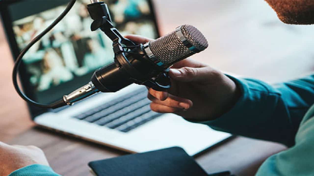 تفاوت پادکست با برنامه‌های رادیویی چیست؟