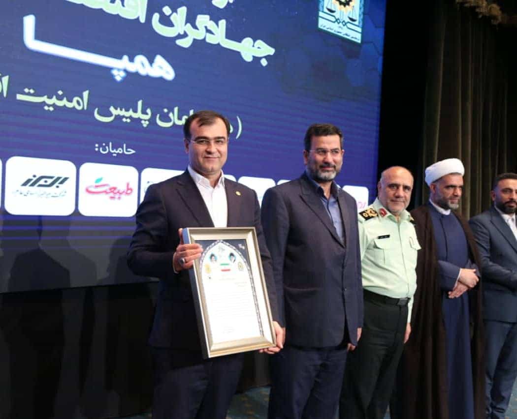 تجلیل از مدیرعامل بیمه البرز به عنوان جهادگر اقتصادی