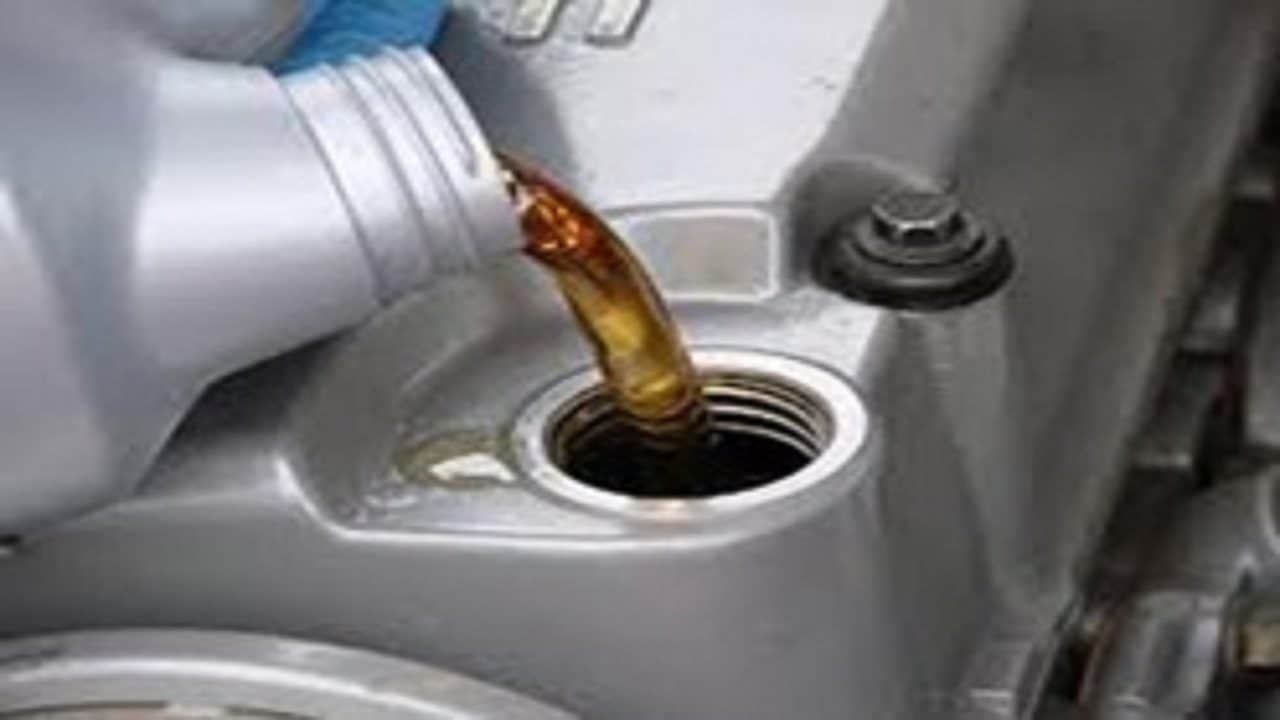 ۱۲۱ هزار لیتر روغن موتور تقلبی توقیف شد