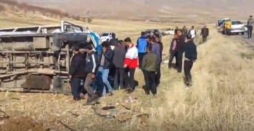 واژگونی مینی بوس حامل دانش آموزان در دلفان ۱۶ مصدوم برجا گذاشت