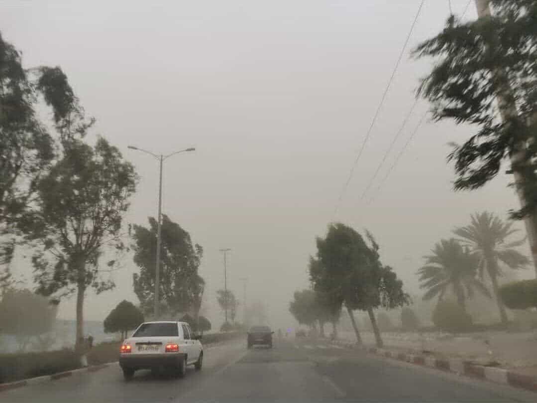 تندباد موجب شکسته شدن درختان و قطع برق در بعضی مناطق همدان شد