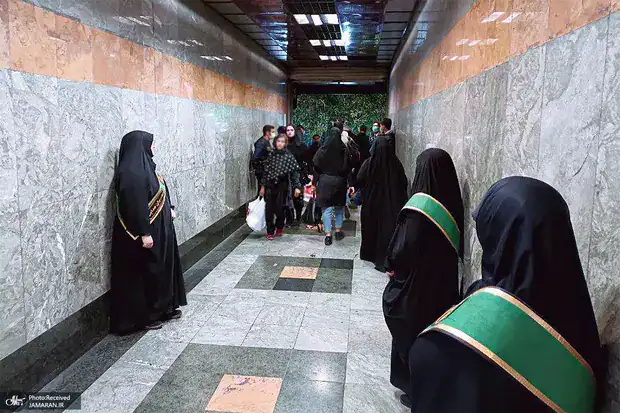 حجاب بان ها ذیل نظارت «مجموعه فرهنگی مترو» فعالیت می کنند