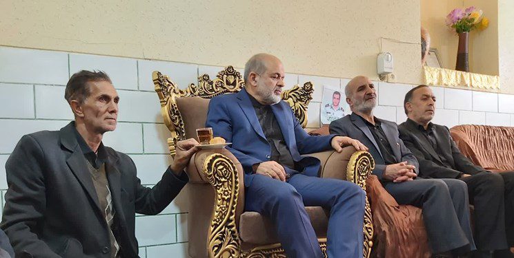 دلجویی وزیر کشور از خانواده‌ای که ۸ نفرشان دیروز شهید شد