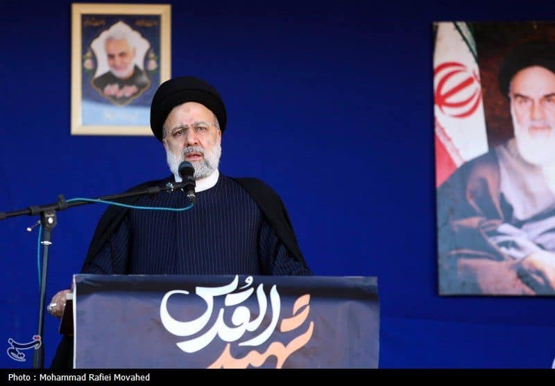 رئیسی: موثرترین عنصر در جامعه‌سازی قرآن و نماز است/ نماز انسان را در اوج نگه می‌دارد