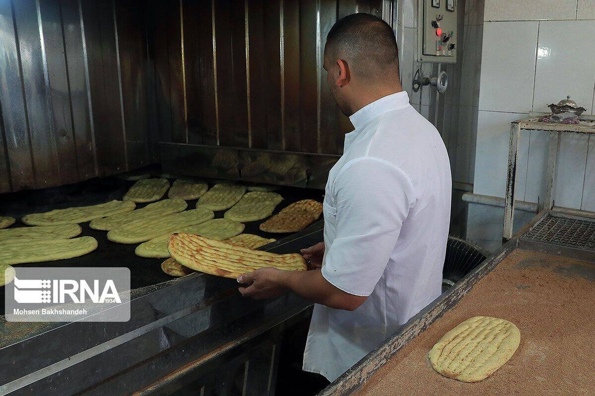 تخلف برخی نانوایی‌ها: خرید بیشتر از ۴ نان با یک کارت بانکی ممنوع است