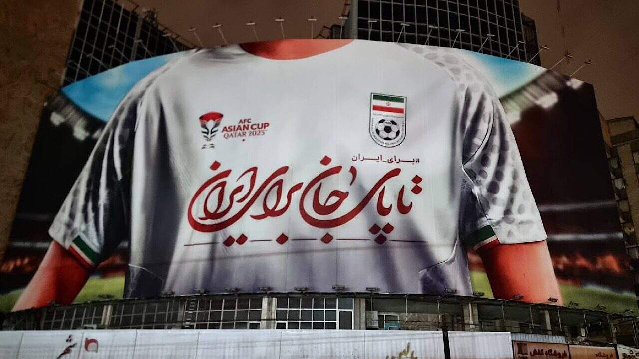 «برای ایران» دیوارنگاره جدید میدان ولیعصر (عج) شد