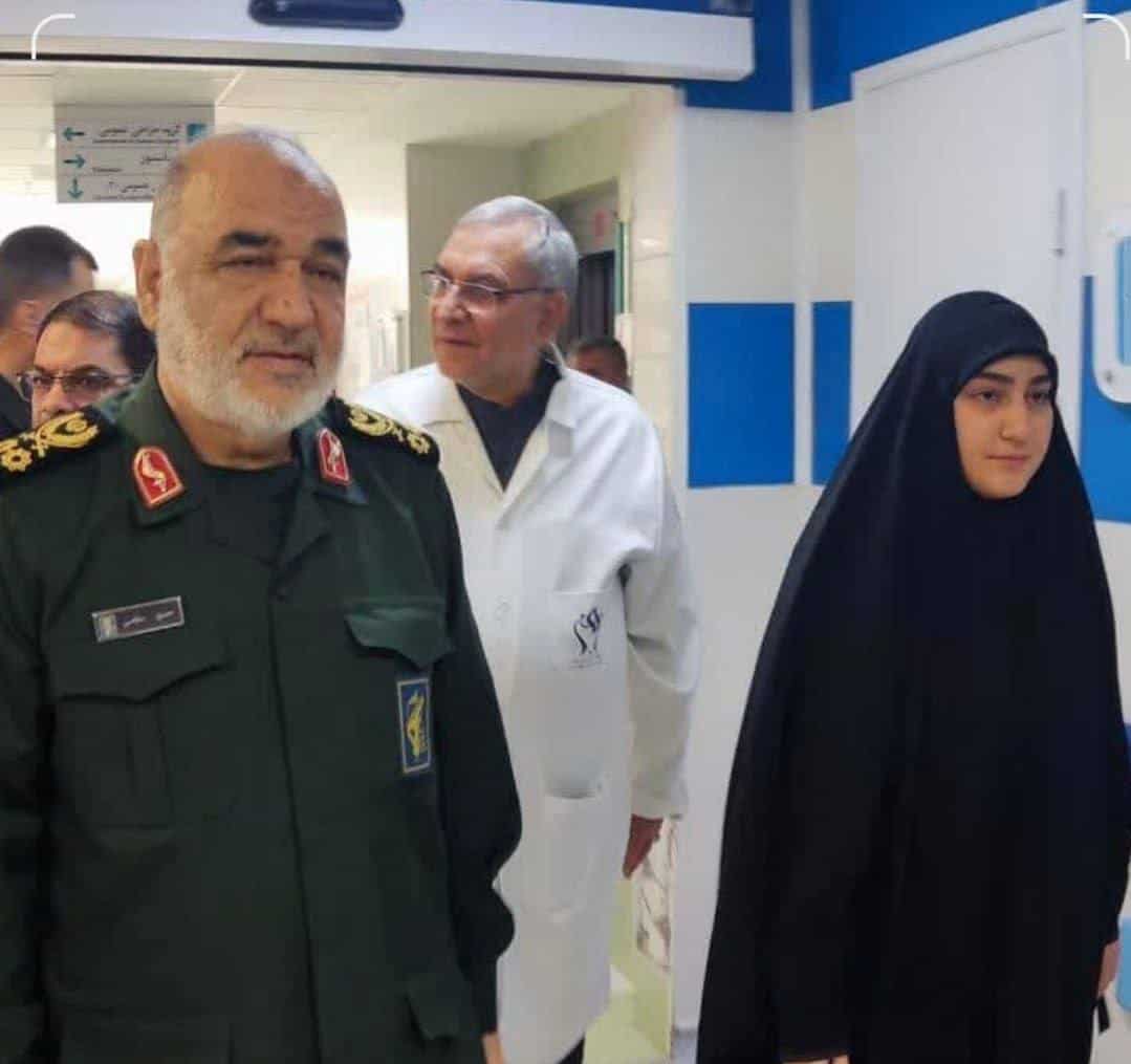 عیادت فرمانده کل سپاه به همراه زینب سلیمانی از مجروحان انفجار کرمان