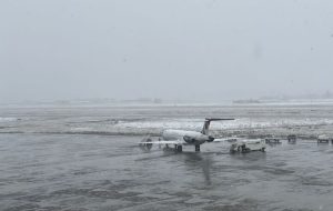 پروازهای فرودگاه مشهد با توجه به بارش برف در حال انجام است