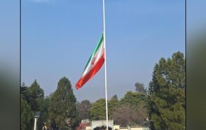 پرچم سفارتخانه‌های ایران نیمه افراشته شد