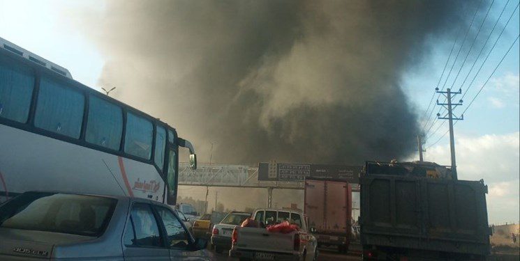 آتش‌سوزی انبار بزرگ پلاستیک در جاده خاوران