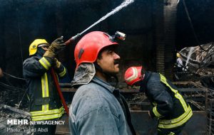 آتش سوزی در بازار شب نجف‌آباد/۳۰ غرفه آسیب دید