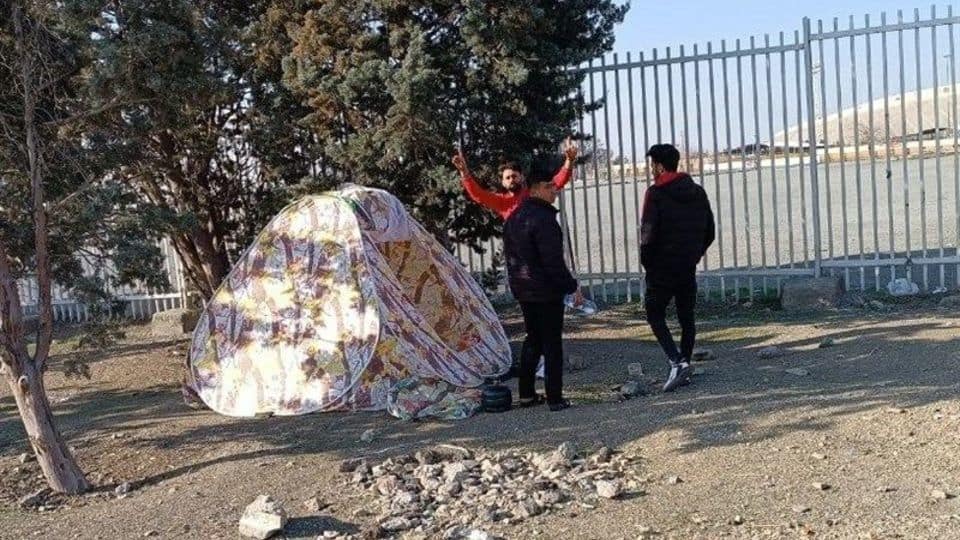 چادرزنی تماشاگران مقابل ورزشگاه آزادی