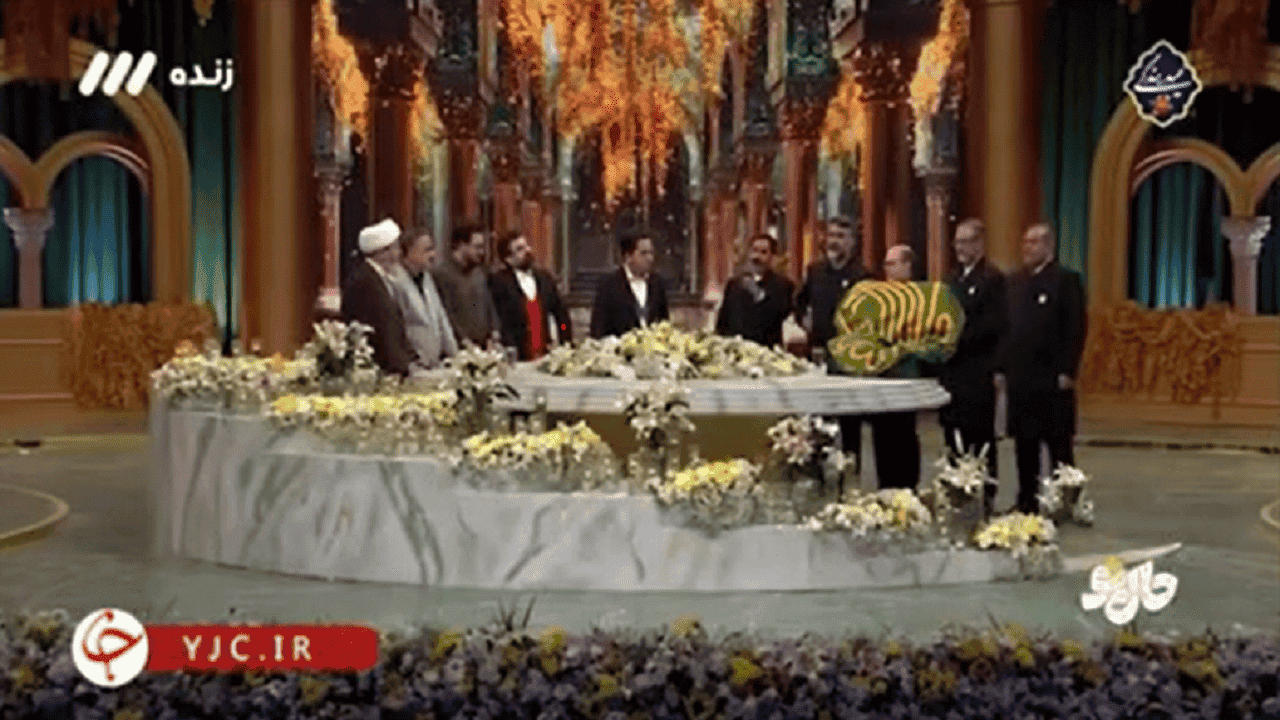 اعطای نشان خادمی حرم مطهر امام رضا(ع) به عوامل برنامه محفل