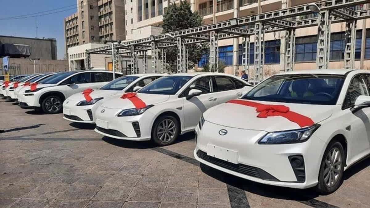 ترخیص ۲۵۰۰ خودرو و تاکسی برقی از گمرک