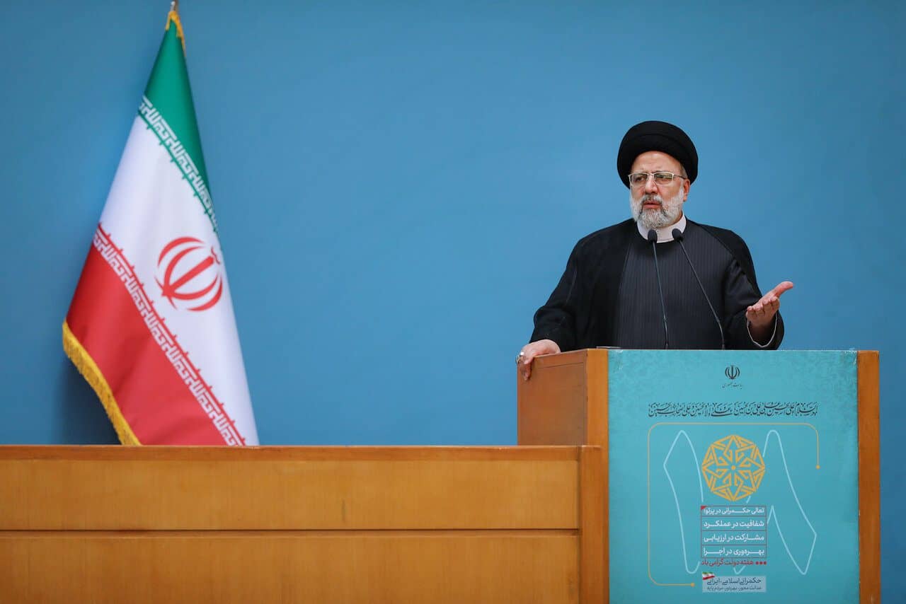رئیسی: معلم محور ساختن جامعه و انسان‌ها است