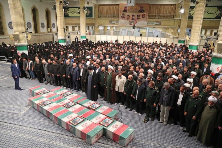 رهبر معظم انقلاب بر پیکر هفت شهید راه قدس نماز اقامه کردند