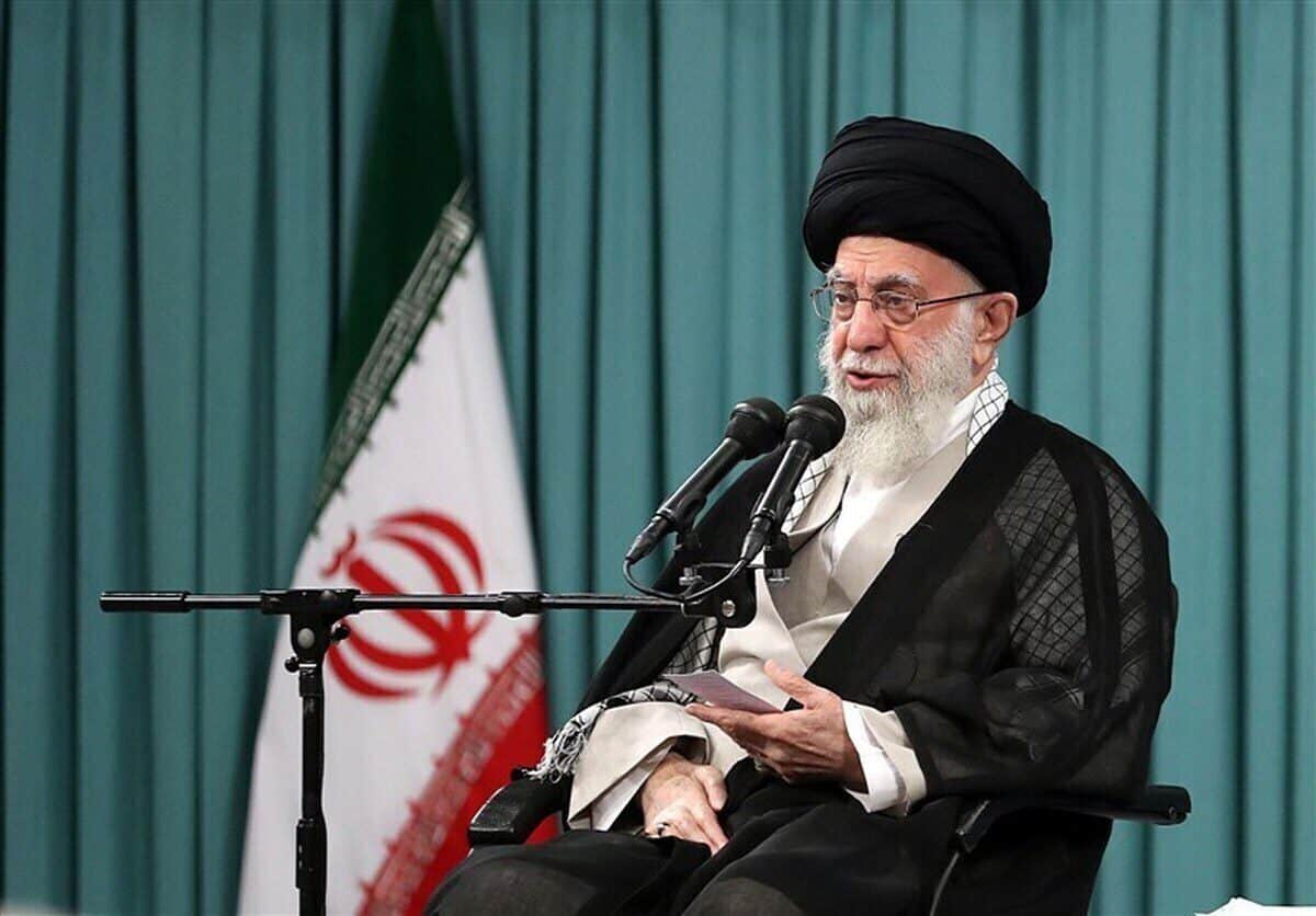 رهبر انقلاب: خدمت به مردم و مردمی‌بودن از بارزترین ویژگی‌های شهدای حادثه اخیر است