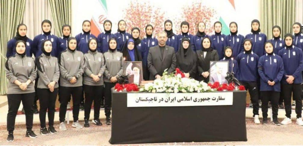 ادای احترام دختران فوتبالیست به رئیس‌جمهور و وزیرخارجه شهید و همراهان