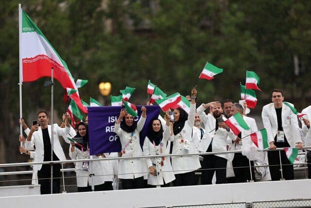 رژه کاروان ایران در افتتاحیه المپیک پاریس