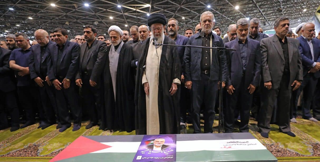 اقامه نماز بر پیکر شهید اسماعیل هنیه به امامت رهبر معظم انقلاب