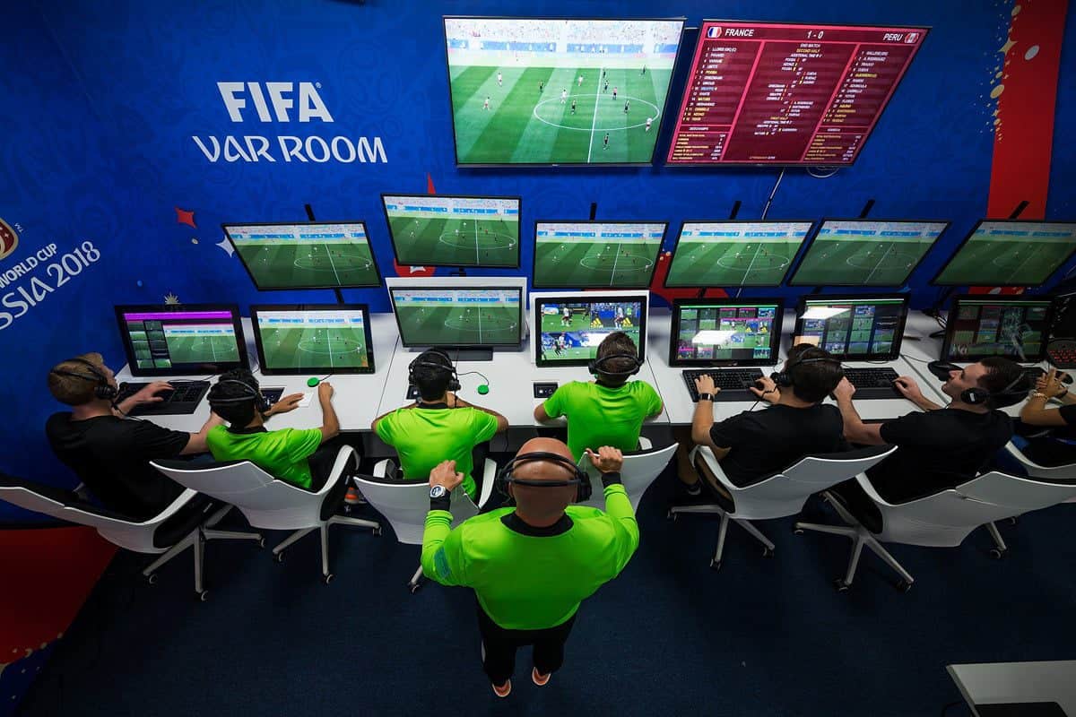 ابهامات استفاده از سیستم VAR در لیگ برتر فوتبال ایران؛ عدم پخش تصاویر داوری و کشمکش با صدا و سیما
