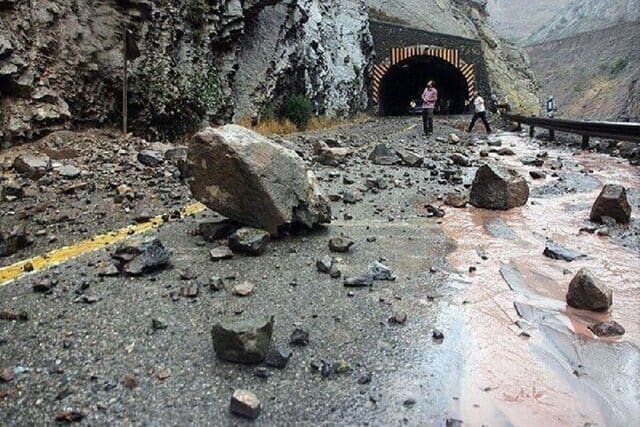 جاده چالوس به دلیل ریزش کوه مسدود شد