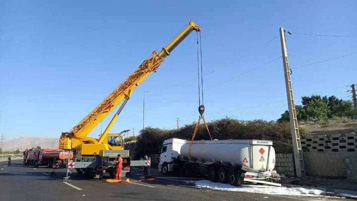 واژگونی تانکر ۳۰ هزار لیتری مشتقات بنزین در بزرگراه آزادگان