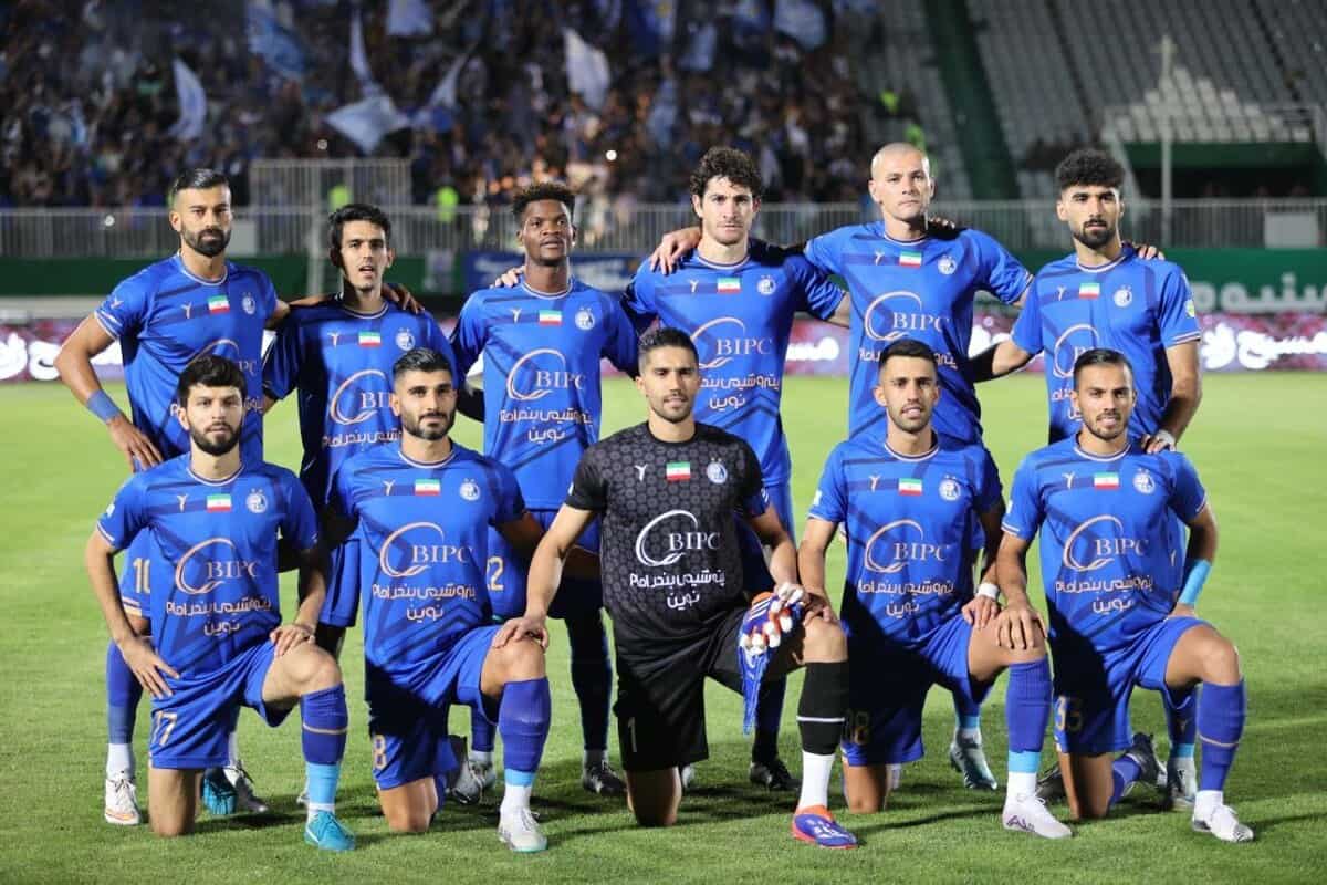هواداران استقلال با تجمع برابر ساختمان باشگاه، علیه نکونام شعار دادند