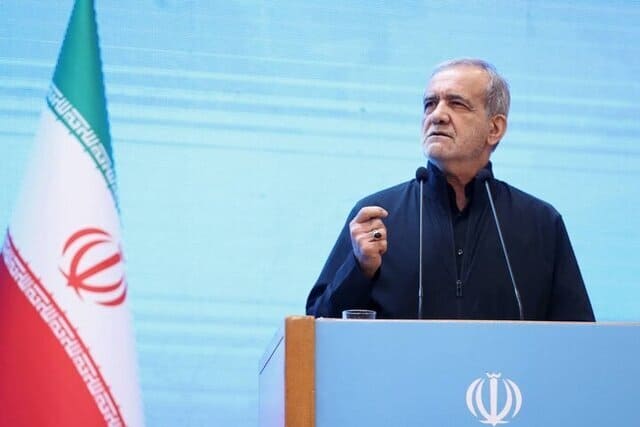 مسلمان کسی است که در برابر حق سر خم کند