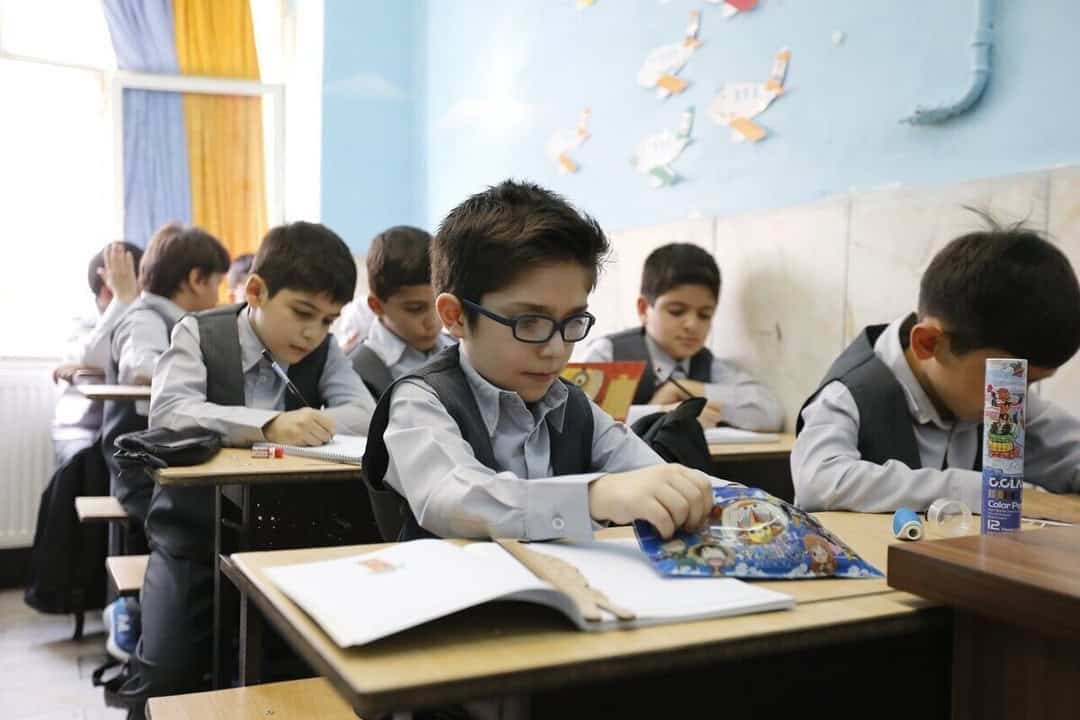 بعید است فردا مدارس تعطیل شود