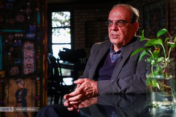 عباس عبدی: تندروها به شدت از رفع فیلترینگ و آزادی مردم می ترسند