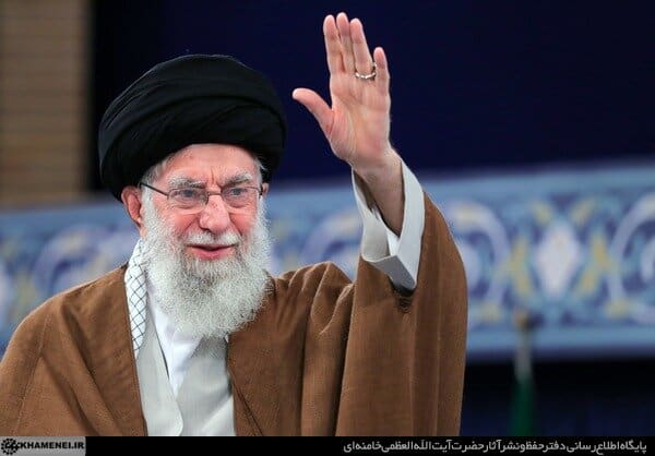 تقدیم فرازهایی از دیدگاه‌های رهبر معظم انقلاب دربارۀ حضرت مسیح به پاپ فرانسیس