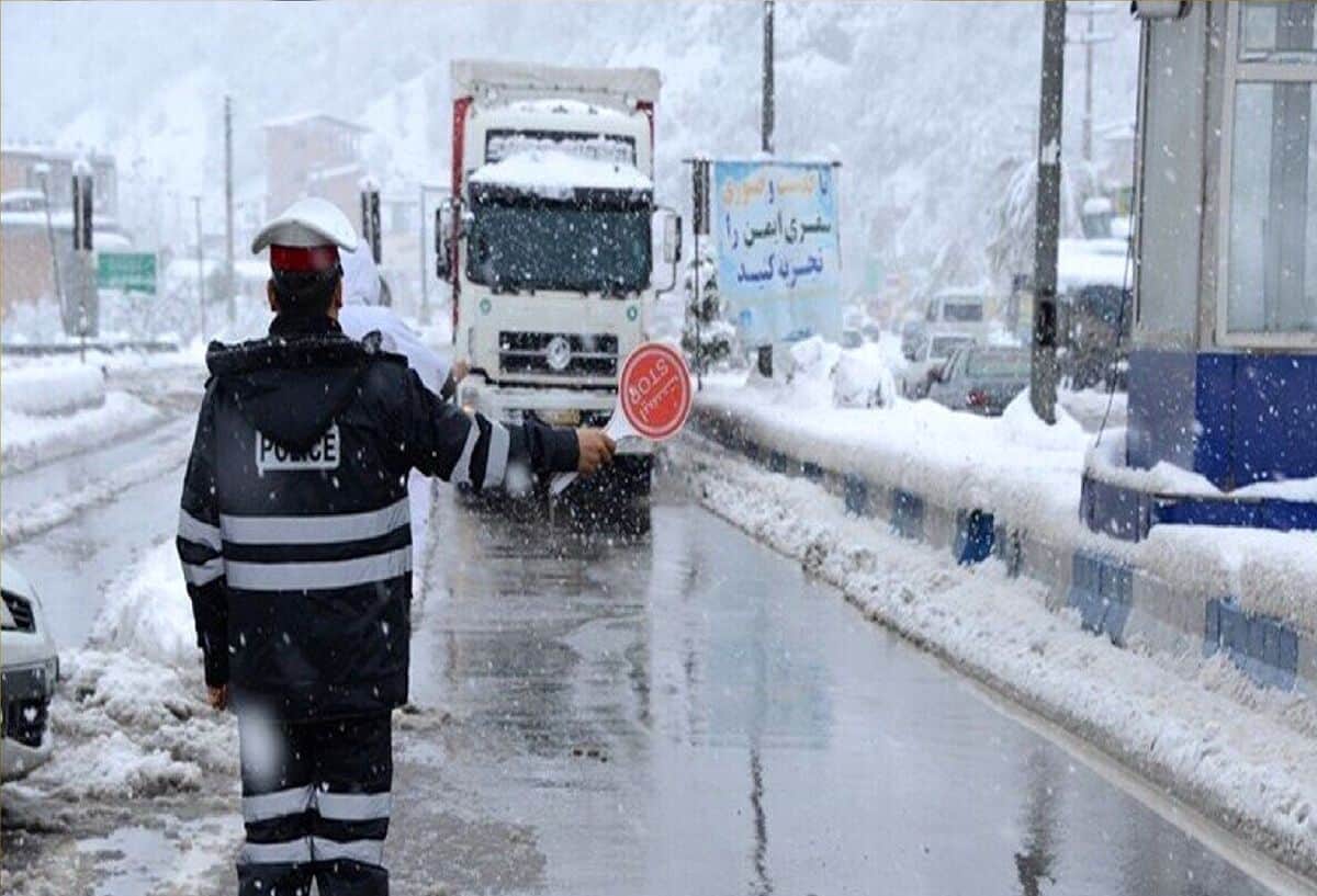 بارش برف و باران، جاده‌های شمالی را بست!