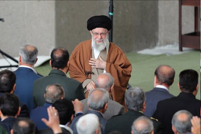 رهبر انقلاب: اگر در امت اسلامی اتحاد و همت و بصیرت وجود داشته باشد عید فطر «مزید» خواهد بود