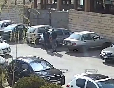 فیلمی از لحظه رعب آور و وحشتناک حمله سه سارق و زورگیر با قمه و چاقو به یک جوان