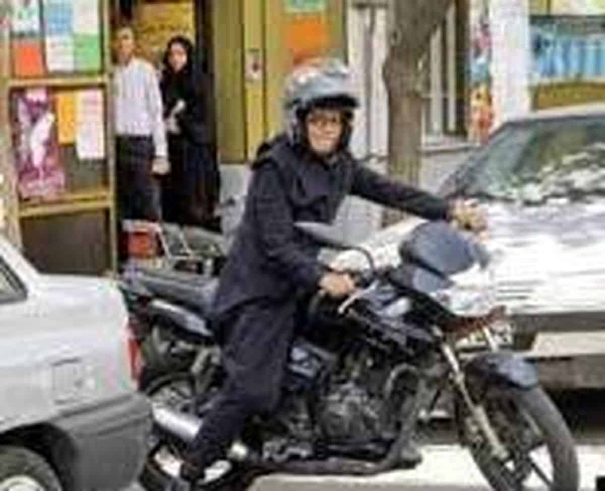 دولت با صدور گواهینامه موتورسیکلت برای بانوان موافق است