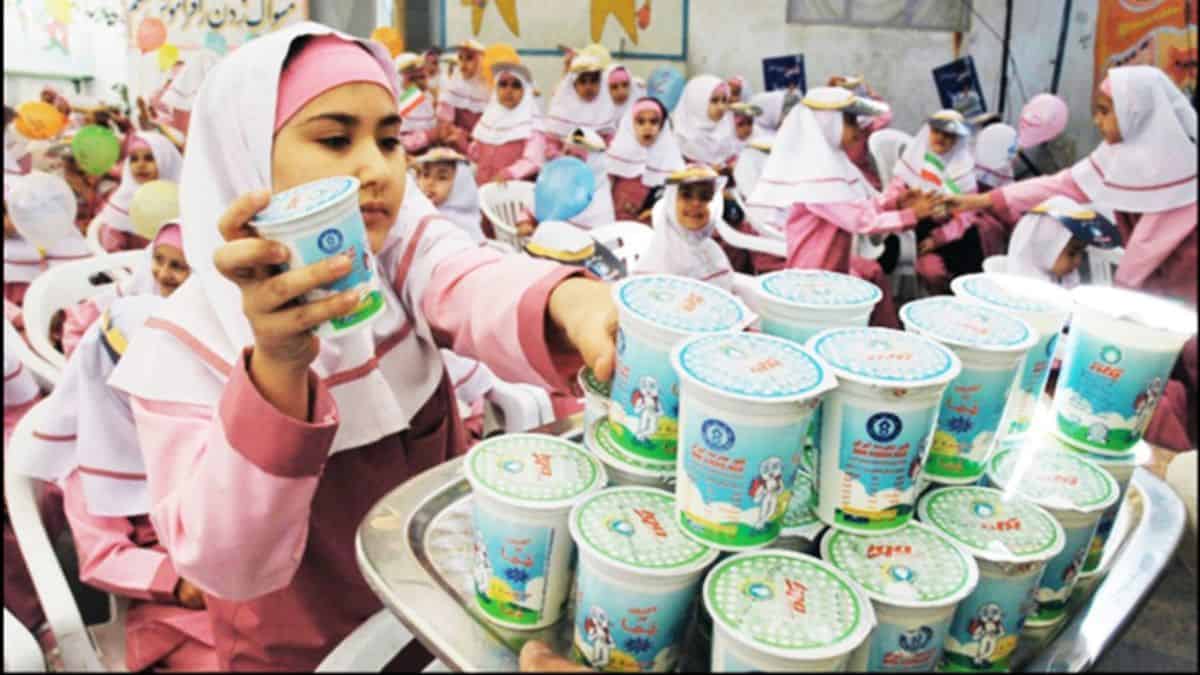 دبستانی‌ها سال بعد در مدارس شیر می‌نوشند