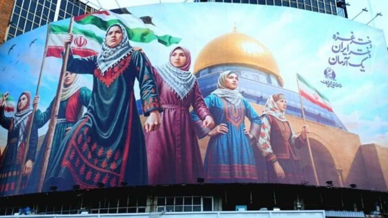 دختران ایران و غزه در دیوارنگاره میدان ولیعصر (عج)