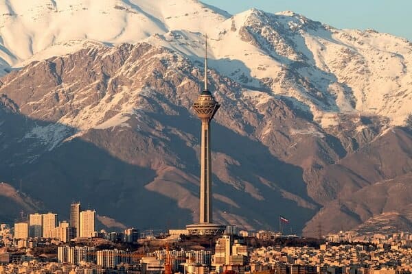 چالش‌های تهران در ۱۴۰۴؛ از انتقال پایتخت تا بحران گورستان‌ها