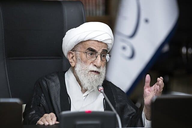 آیت‌الله جنتی: حل مشکلات کشور در گرو تحقق شعار سال است