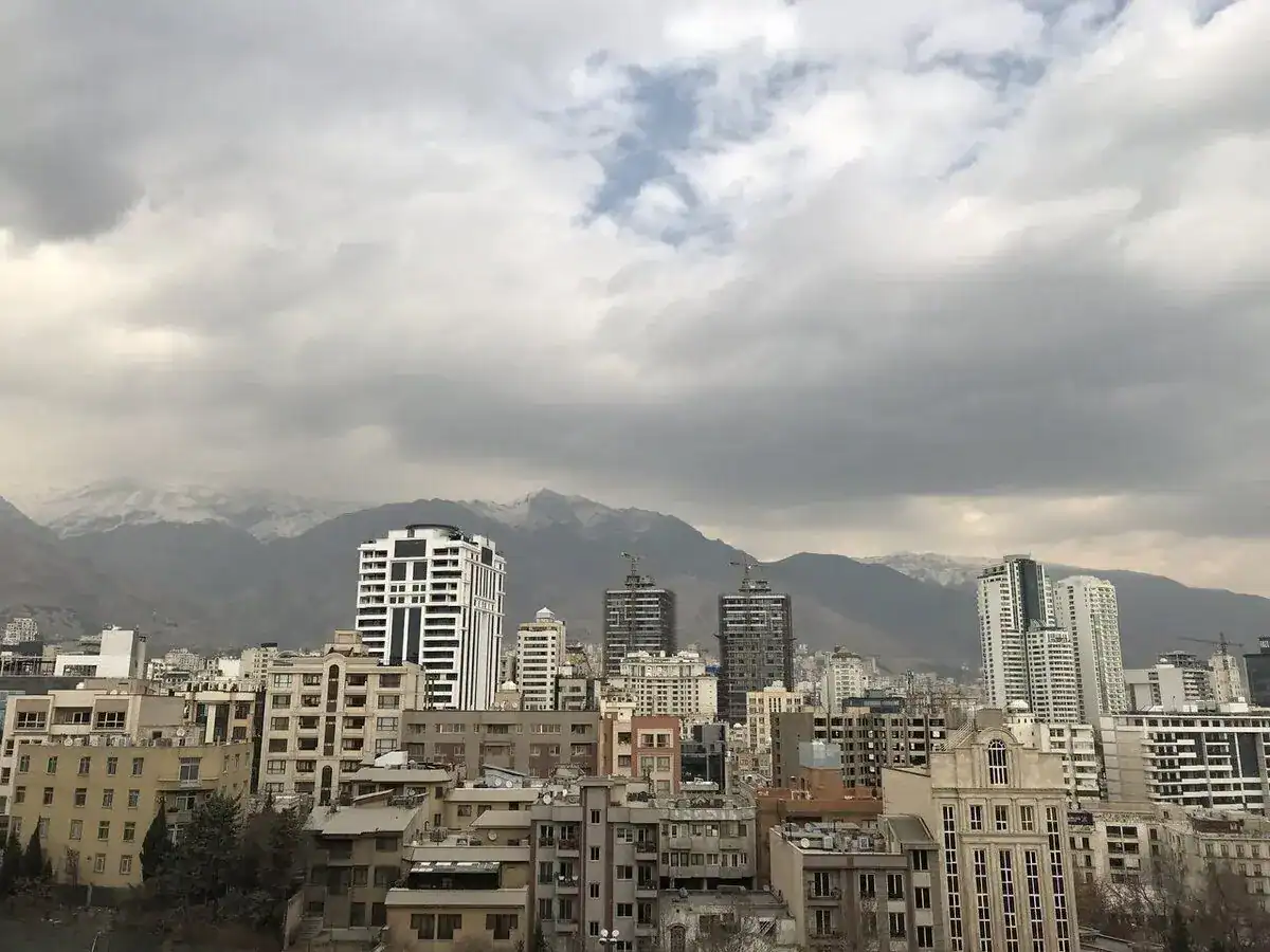 بازار مسکن در فروردین ۱۴۰۴؛ توقف معاملات، رشد آرام قیمت‌ها و انتظار برای نتیجه مذاکرات