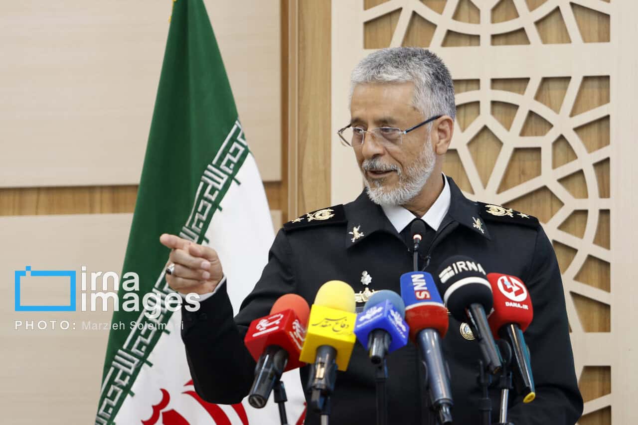 دریادار سیاری: دشمن در مورد ایران دچار اشتباه محاسباتی شده است