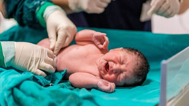 افزایش دریافتی ماماها و گروه‌های بهداشتی فعال در حوزه جوانی جمعیت در قالب پاداش