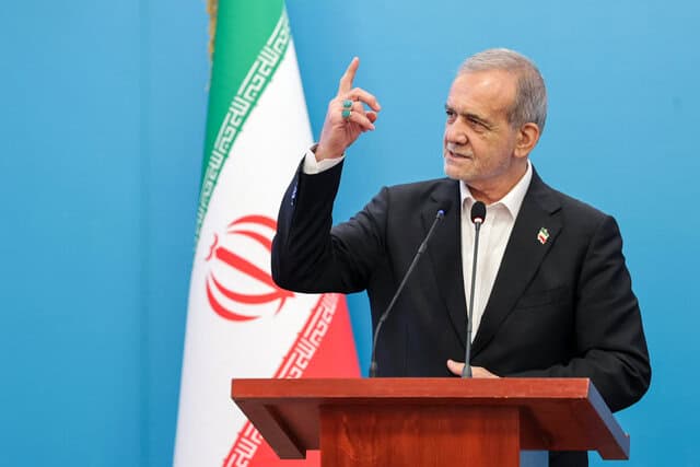 پزشکیان: امام راحل جامعه ایران را به سوی عزت و سربلندی هدایت کرد