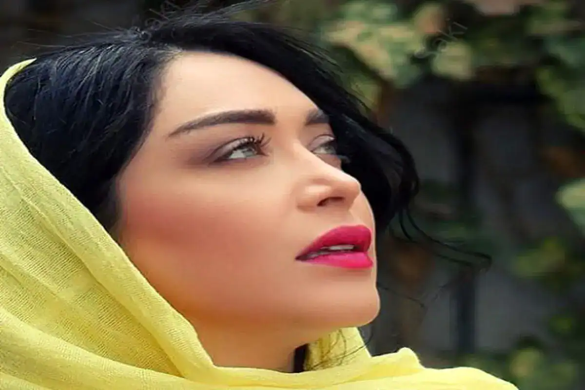 سارا منجزی پور همراه وفادارش راه در آغوش گرفت/عکس