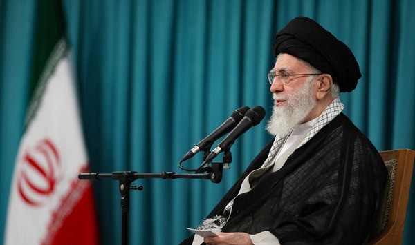 حضرت آیت‌الله خامنه‌ای: آمریکایی‌ها بدانند ملت ایران تسلیم‌شدنی نیست