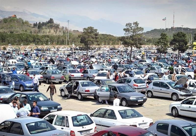 چرا با وجود رکود شدید بازار، خودروسازان همچنان بر افزایش قیمت اصرار دارند؟